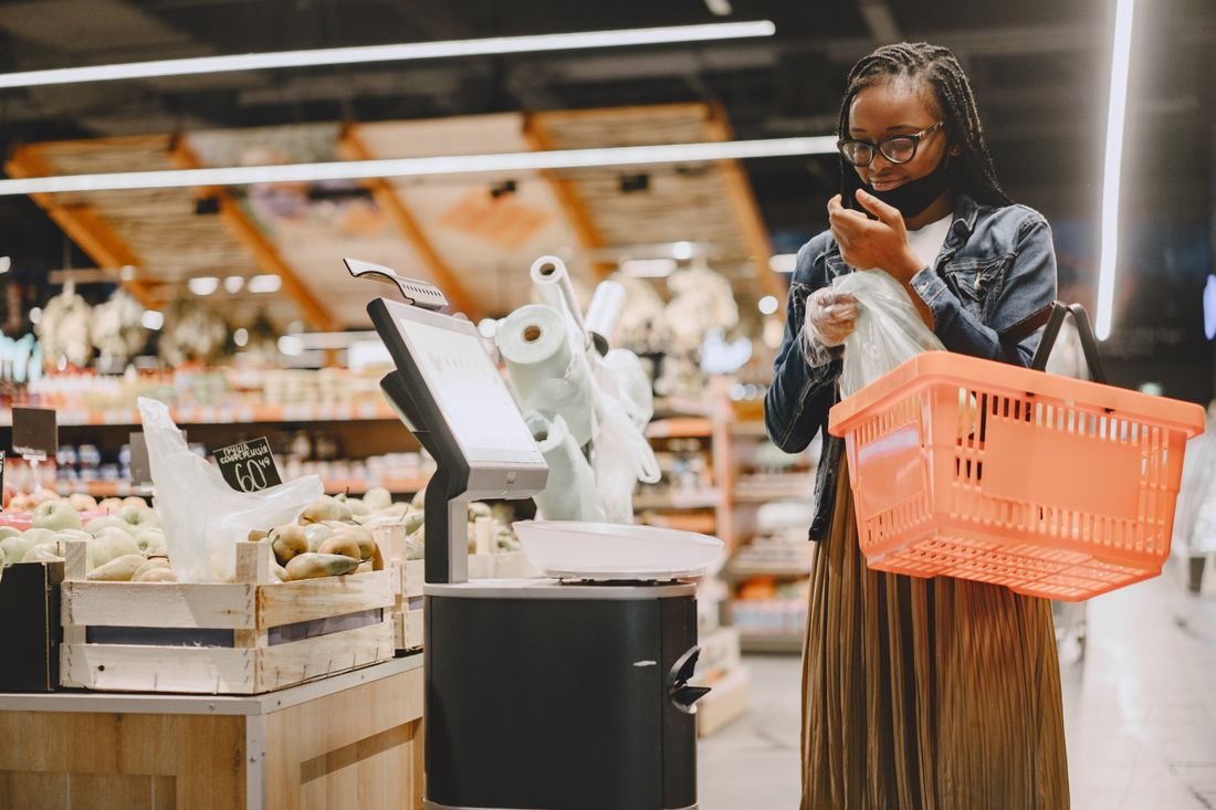 Una persona elige productos frescos en el supermercado