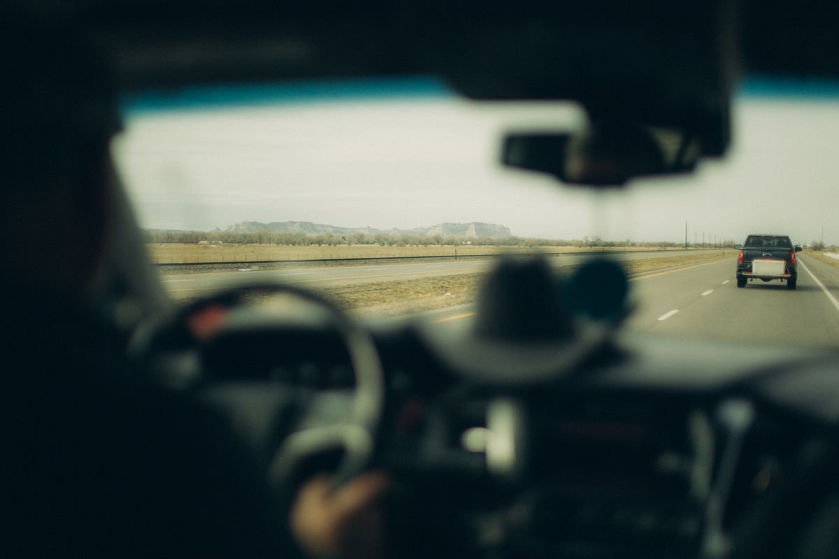 Vista desde el interior de un automóvil que circula por una carretera.