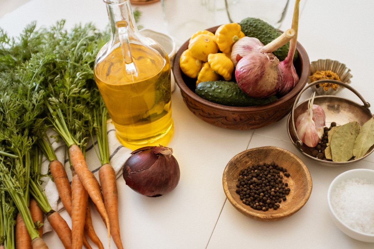 Verduras y especias listas para preparar una receta.