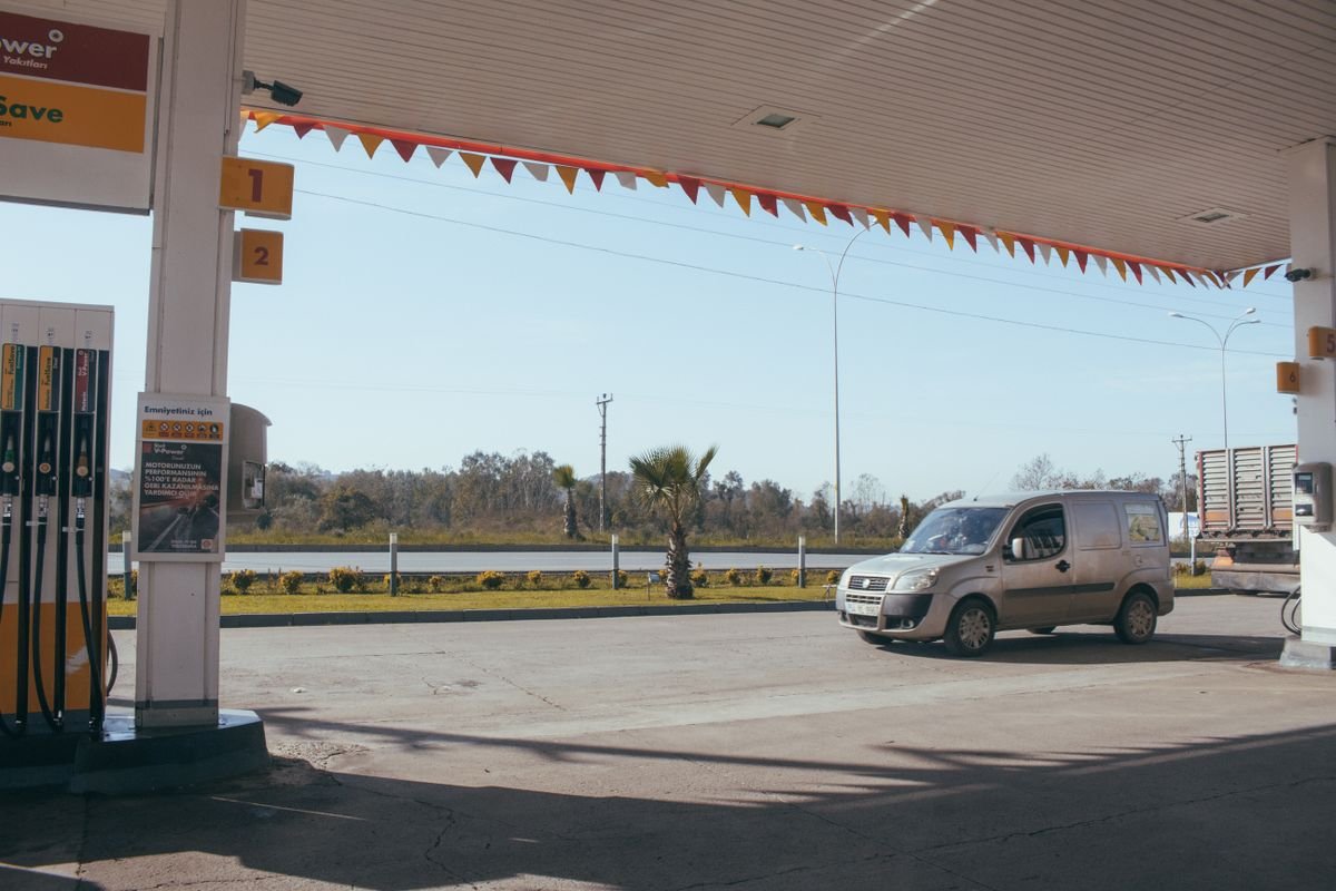 Un automóvil se detiene en una estación de servicio junto a la ruta.