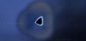 PEQUEÑA ISLA EN EL OCÉANO PACÍFICO SE CONFUNDE CON UN AGUJERO NEGRO EN EL MAR