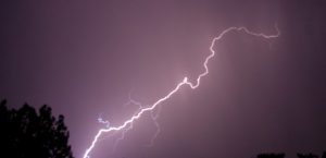 DOCTOR SE CONVIERTE EN PIANISTA DESPUÉS DE SER ALCANZADO POR UN RAYO Y NADIE PUEDE EXPLICARLO