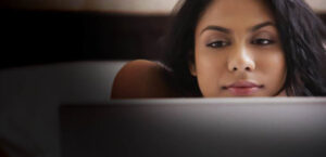 Mulher-assistindo-porno-740x357