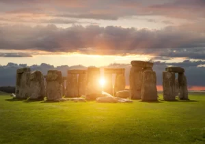 Stonehenge-con-el-sol-poniendose-de-fondo