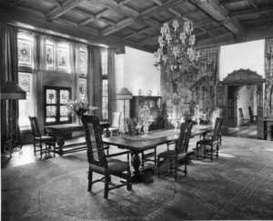 fotografía en blanco y negro de un lugar enigmático