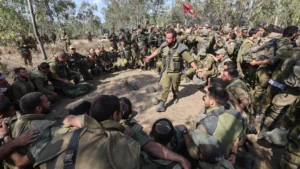 Las tropas israelíes esperan la orden de incursión